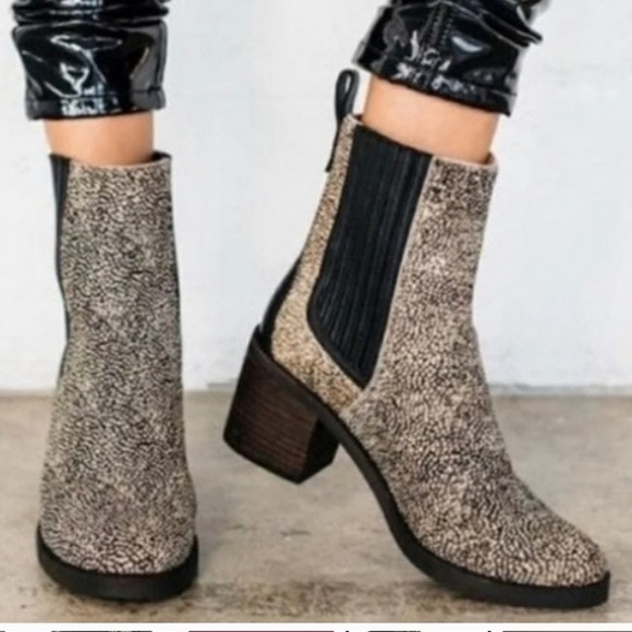 UGG Camden Exotic Calf Hair Boots Black Leather Dotted Slip-On Round Toe 8.5 - Picture 1 of 16